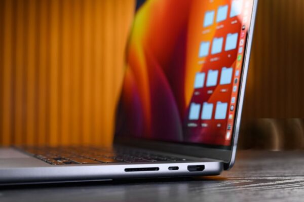 MAC BOOK PRO - Image 2